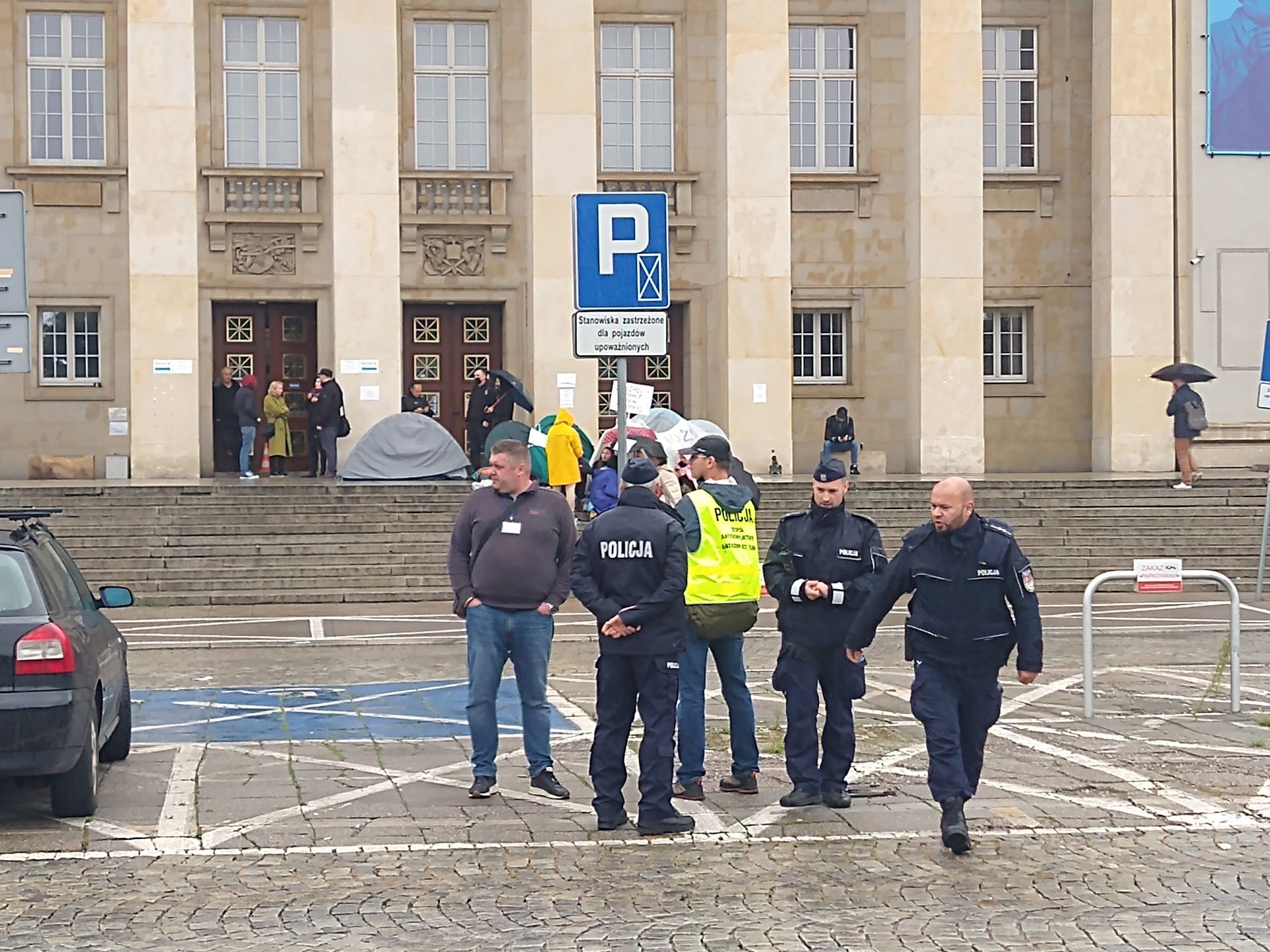 Wrocław. Aktywiści okupują Urząd Wojewódzki. Żądają pomocy dla uchodźców w Usnarzu Górnym