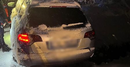Auto zawisło nad wodą. W środku spała pijana kobieta
