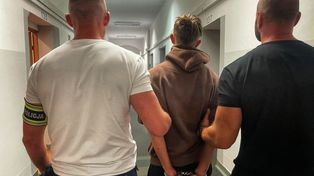 Przewrócił staruszka na chodnik i brutalnie go pobił