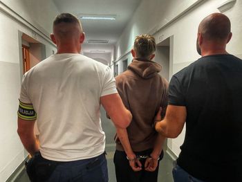Przewrócił staruszka na chodnik i brutalnie go pobił