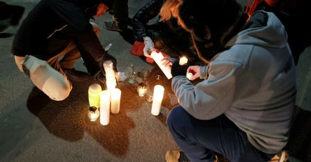 Znicze i jeden protestujący. Pusto pod aresztem na Grochowie