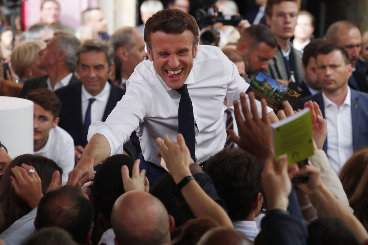 Emmanuel Macron na ostatnim mityngu wyborczym przed niedzielnym głosowaniem w II turze wyborów prezydenckich we Francji 