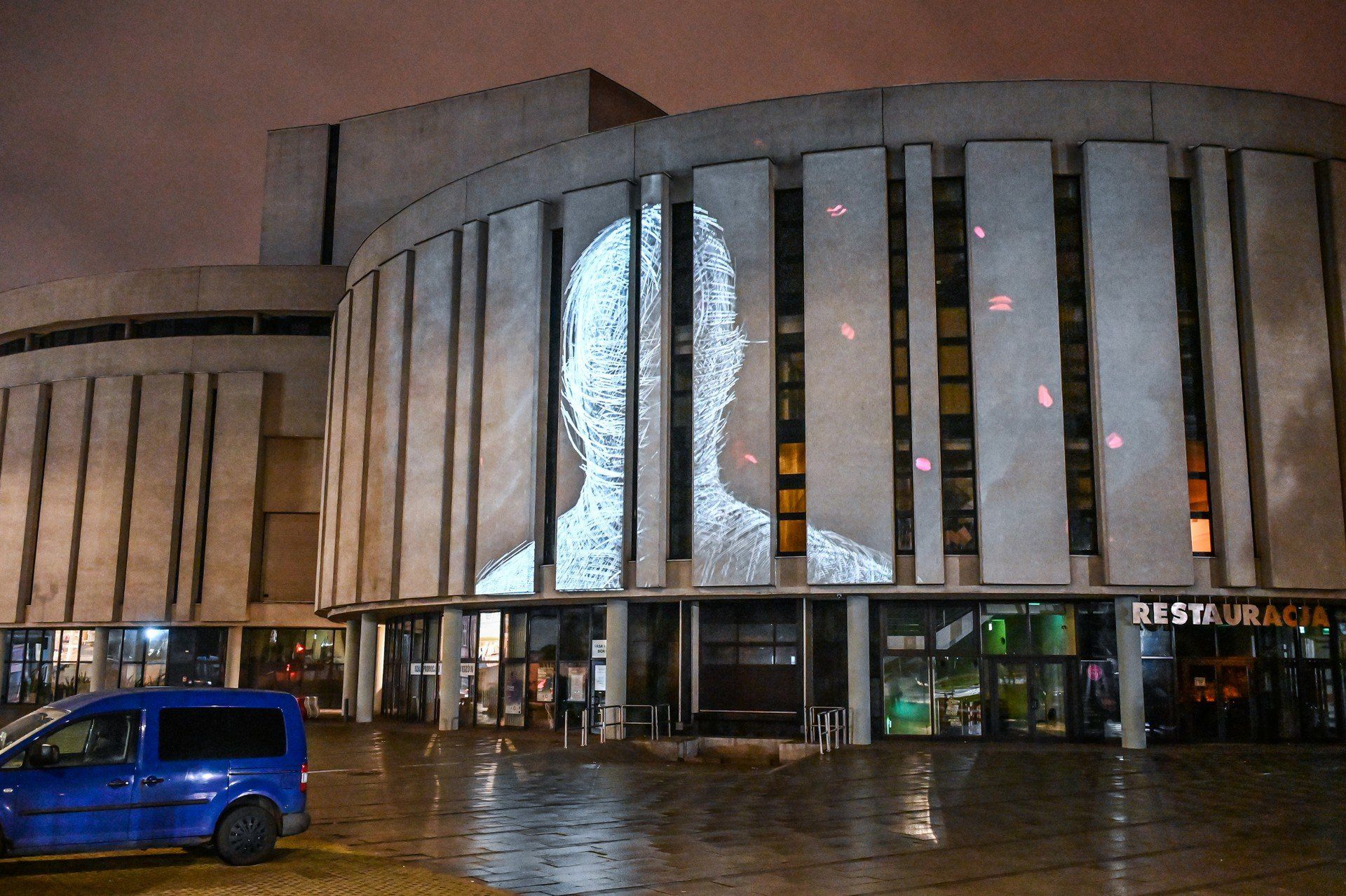 Bydgoska Opera Nova po raz pierwszy zapowiada swoją premierę za pomocą mappingu. Na fasadzie budynku (trzeciego kręgu) przy ulicy Focha wyświetla ruchome obrazy zapraszające na spektakl &#34;Król Roger&#34;.