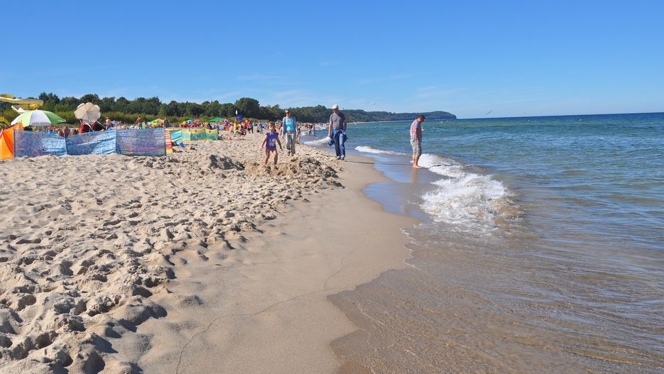 morze, plaża, woda, lato, piasek, ludzie, wypoczynek, wydmy, turystyka, fale, spacer, natura, krajobraz, pejzaż, parawany, opalanie, urlop, rodzina, dzieci, mewy, ptaki, nadmorski park krajobrazowy