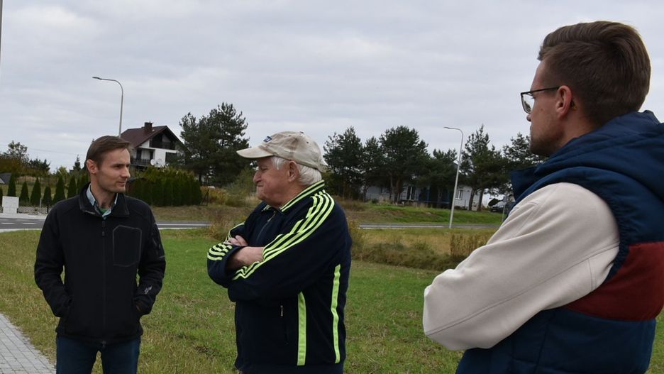 Żorski ratusz &#34;z radością&#34; poinformował, że &#34;zakończyła się budowa długo wyczekiwanej inwestycji drogowej w Rowniu