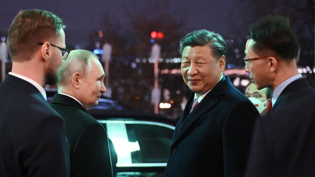 Chinese President Xi Jinping (2-R) and Russian President Vladimir Putin (2-L) leave after a reception in honor of the Chinese leader's visit to Moscow at the Moscow Kremlin, Russia, 21 March 2023. Chinese President Xi Jinping arrived in Moscow on a three-day visit, which will last from March 20 to 22, according to Russian and Chinese state agencies. Xi Jinping visits Russia on improving joint partnership and developing key areas of Russian-Chinese economic cooperation. EPA/GRIGORY SYSOEV / SPUTNIK / KREMLIN POOL MANDATORY CREDIT Dostawca: PAP/EPA.