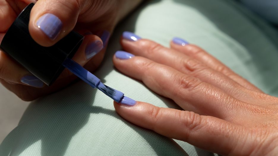 Lakiery mogą mieć szkodliwy wpływ na płytkę paznokcia 