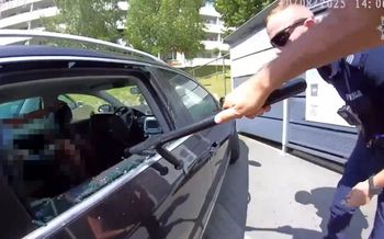 Jastrzębie-Zdrój: Mężczyzna uwięziony w rozgrzanym samochodzie. Policjanci wybili szybę