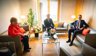 Mateusz Morawiecki spotkał się Angelą Merkel. Premier wręczył kanclerz Niemiec prezent