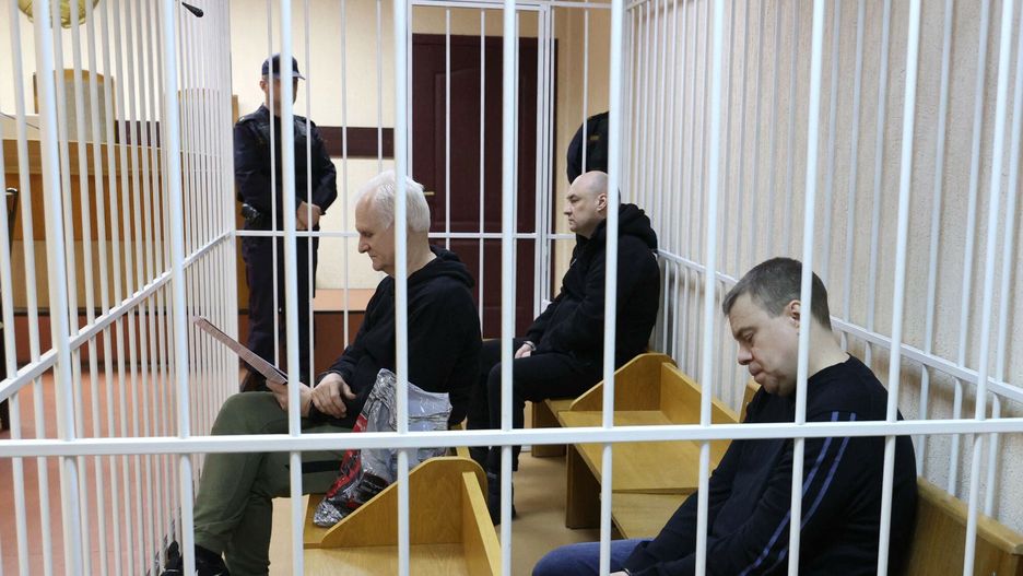 Proces noblisty Alesia Bialackiego w Mi?sku
Nobel Prize winner Ales Bialiatski (L) and his associates Valentin Stefanovich (C) and Vladimir Labkovich (R) are seen in the defendants' cage in the courtroom at the start of the hearing in Minsk on January 5, 2023. - Jailed Nobel Prize winner Ales Bialiatski went on trial in Minsk in what supporters see as a bid to clamp down on Viasna, Belarus's top rights group which he founded. (Photo by Vitaly PIVOVARCHIK / BELTA / AFP) / Belarus OUT
VITALY PIVOVARCHIK