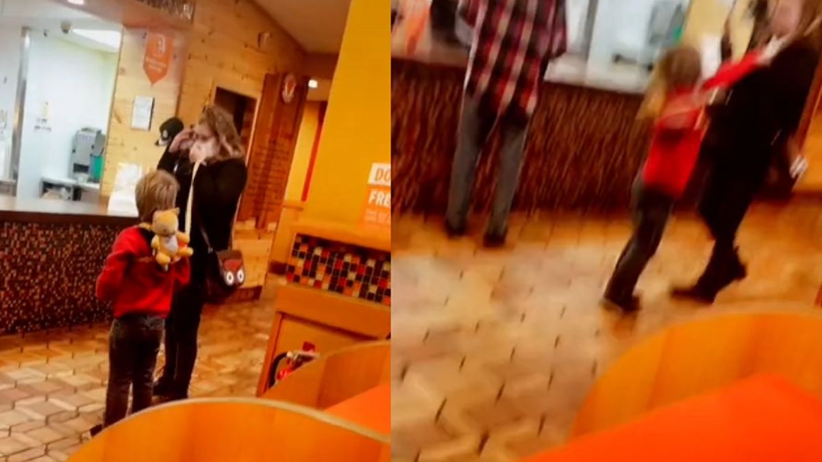 Matka trzymała dziecko na smyczy.