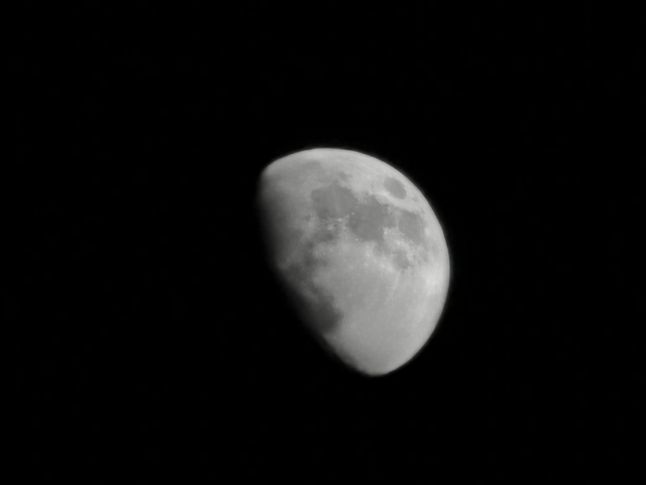 Zdjęcie Księżyca zrobione Huaweiem P30 Pro