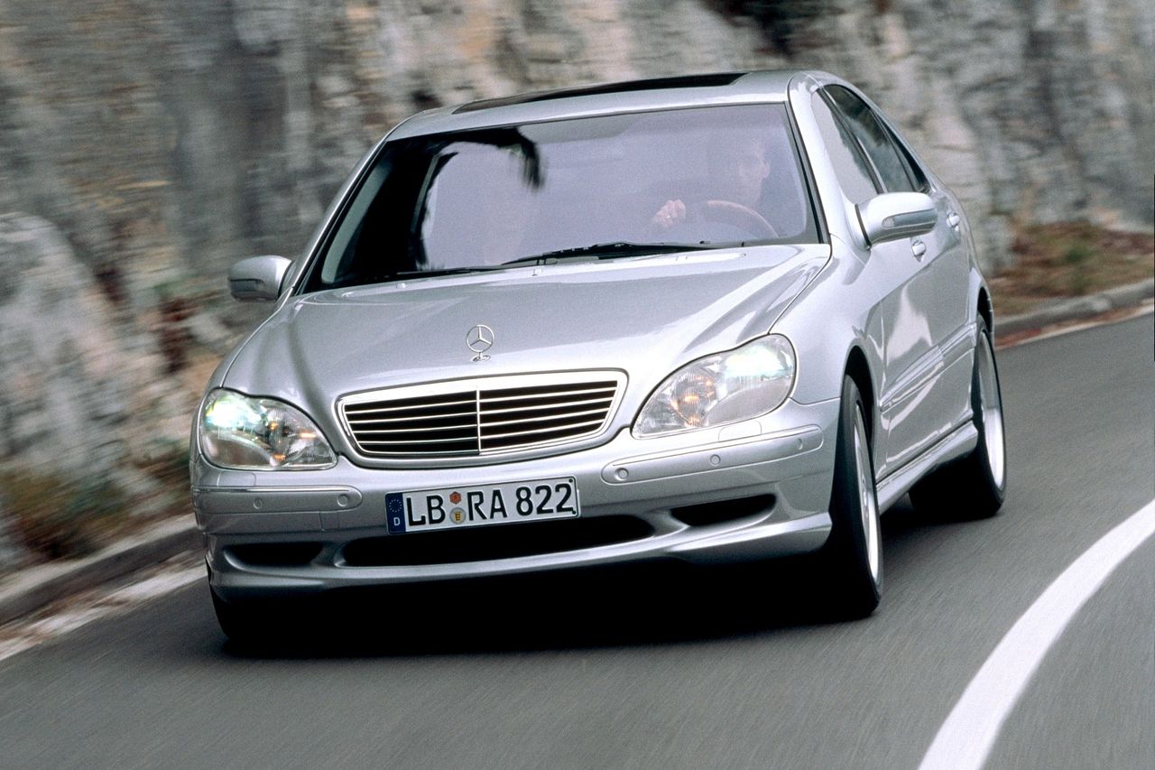 Mercedes Klasy S (W220) to jedna z najtańszych propozycji na rynku, jeśli chcecie mieć duży silnik. Jednak serwis jest drogi.
