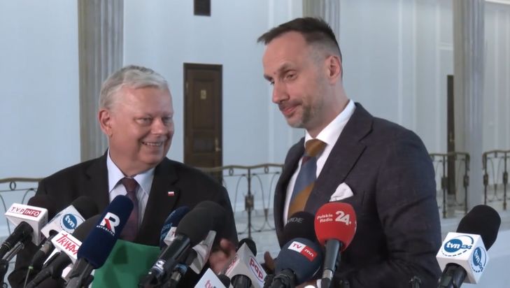 Konferencja PiS przerwana. Suski i Kowalski zagłuszeni
