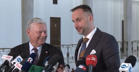 Konferencja PiS przerwana. Suski i Kowalski zagłuszeni