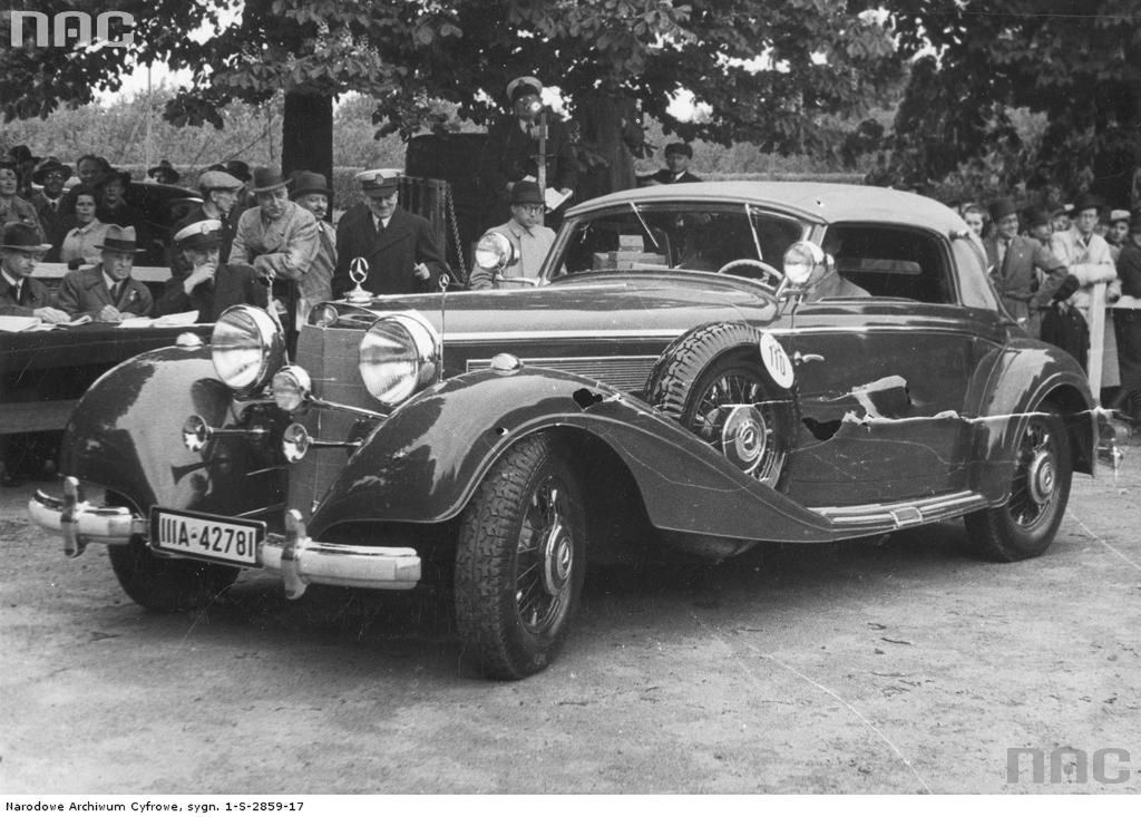 Pokaz i konkurs piękności samochodów i motocykli w Warszawie. Na zdjęciu zdobywca nagrody Grand Prix: Mercedes-Benz model W29 typ 540K Cabriolet A. Powstało jedynie 116 egzemplarzy tej wersji.