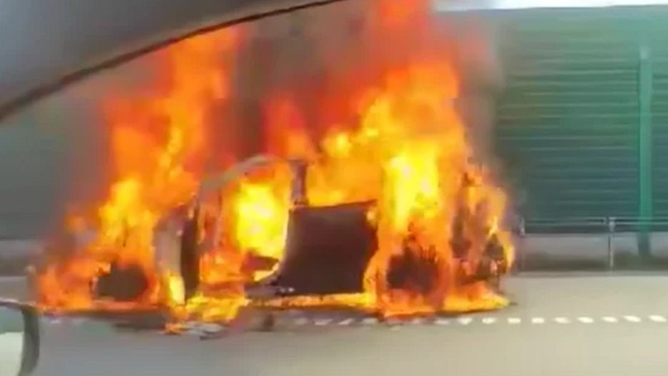 Pożar na autostradzie A1. Zapaliło się Porsche Cayenne 