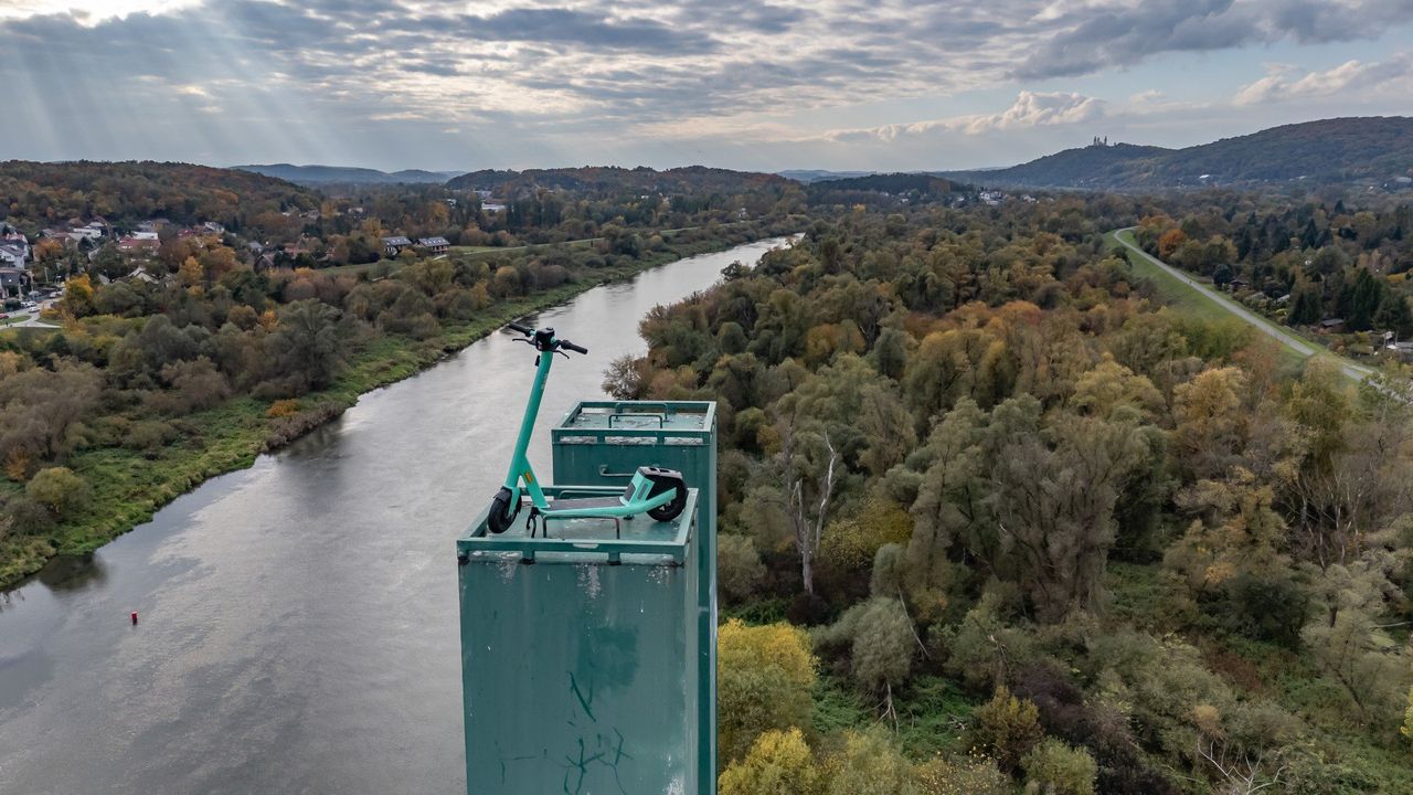 Kraków: Strażacy ściągali hulajnogę pylonu kładki technologicznej