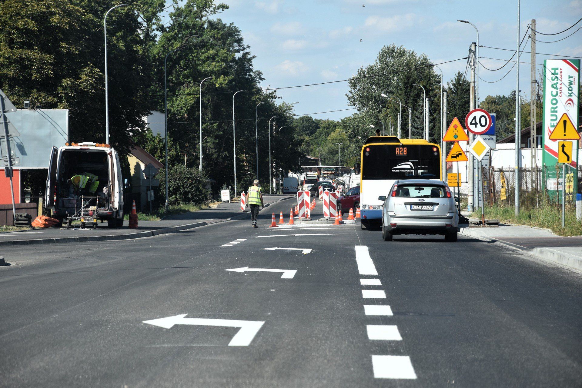 Malowanie linii i pasów na wyremontowanej ulicy Tuchowskiej zwiastuje koniec uciążliwego remontu i utrudnień z nim związanych