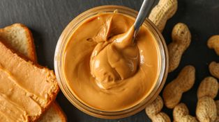 Czy każdy może jeść masło orzechowe? Czasami lepiej zachować ostrożność