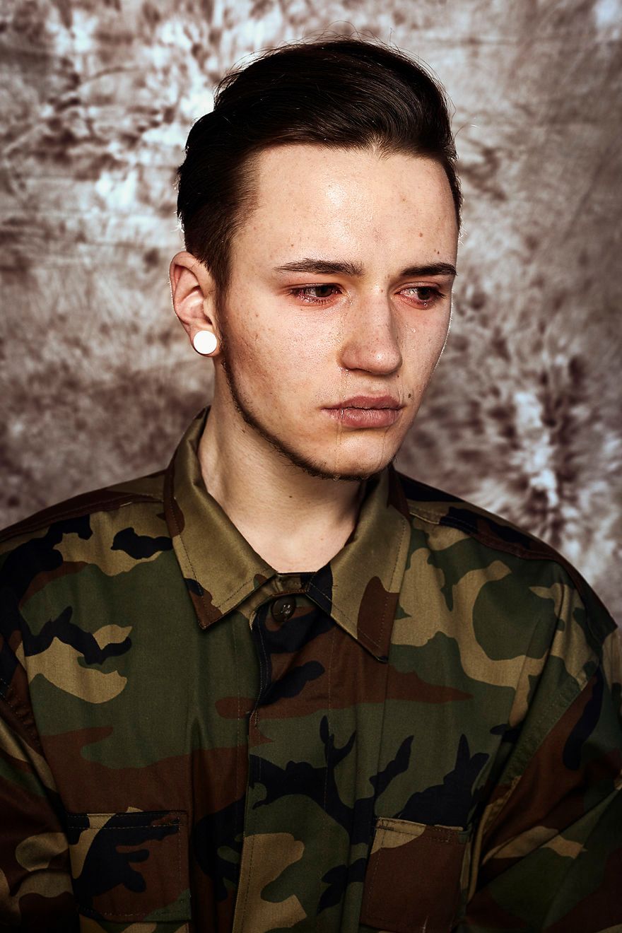 Portrety mężczyzn z Litwy, którzy płaczą po powołaniu do wojska 6