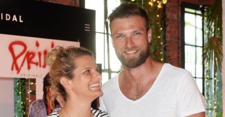Wpatrzona w ukochanego Zofia Zborowska eksponuje pierścionek zaręczynowy na ściance (FOTO)