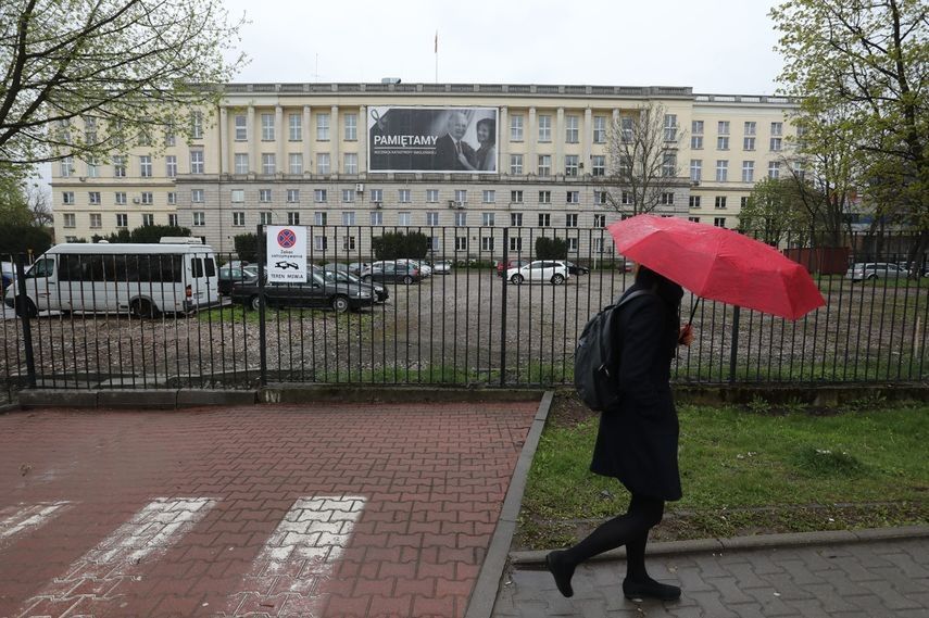 Incydent przed ministerstwem. Mężczyźnie zapalił się rękaw, pomogli mu funkcjonariusze BOR