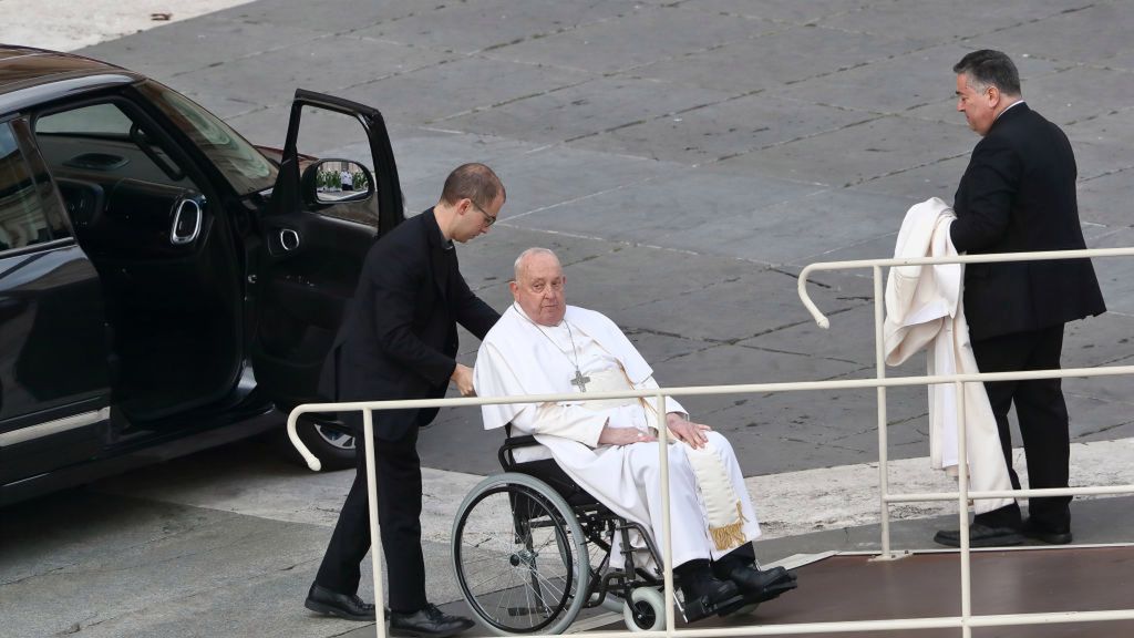 Krytyczny stan papieża. Dlaczego potrzebna była transfuzja krwi?