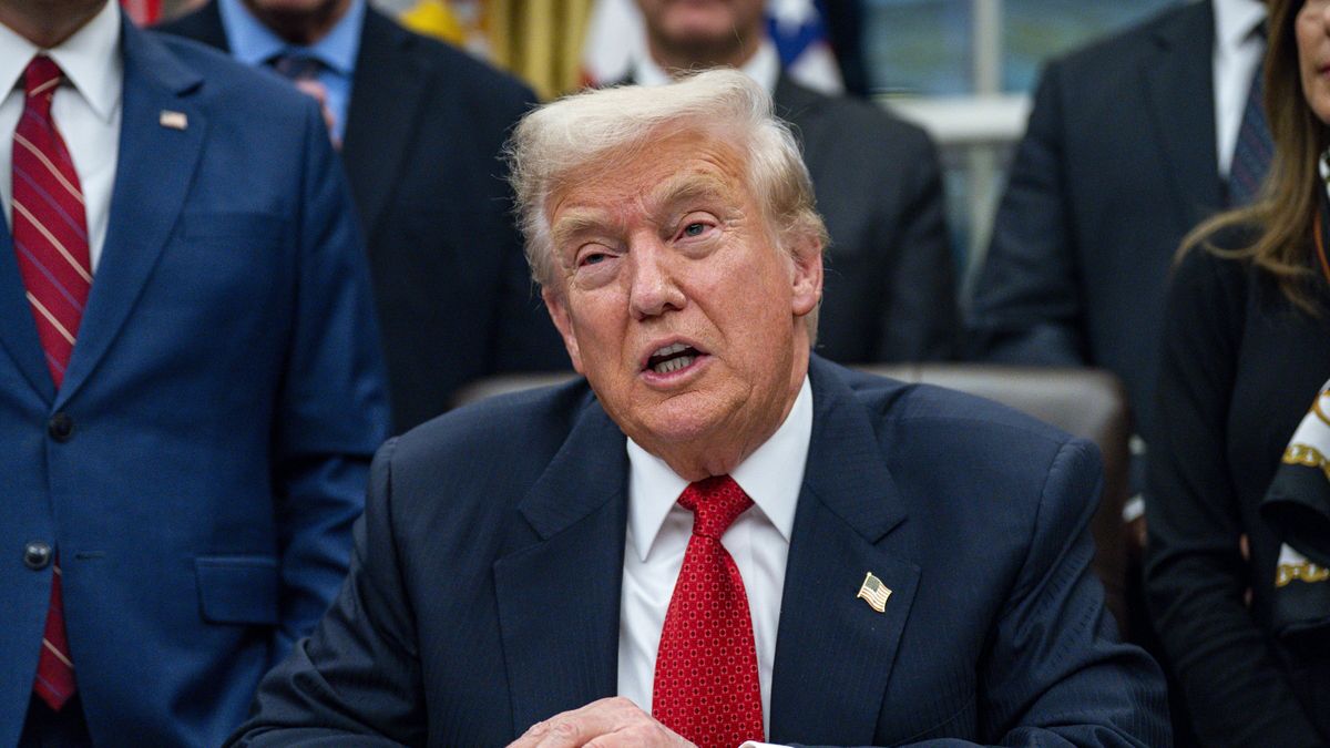 US President Trump signs funding bill to reopen the federal government
epa12522050 US President Donald Trump speaks before signing the funding package to re-open the federal government in the Oval Office of the White House in Washington, DC, USA, 12 November 2025. The short-term spending bill fund the government through 30 January and end the longest shutdown in US history.  EPA/BONNIE CASH / POOL 
Dostawca: PAP/EPA.
BONNIE CASH / POOL
Government, Politics, Capitol Hill, washington, DC, funding, deadling