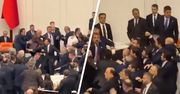 Przepychanki i bójka w tureckim parlamencie. Nagranie obiegło sieć