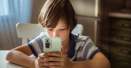 Jak kontrolować dziecko poza domem? Nowe technologie to podstawa