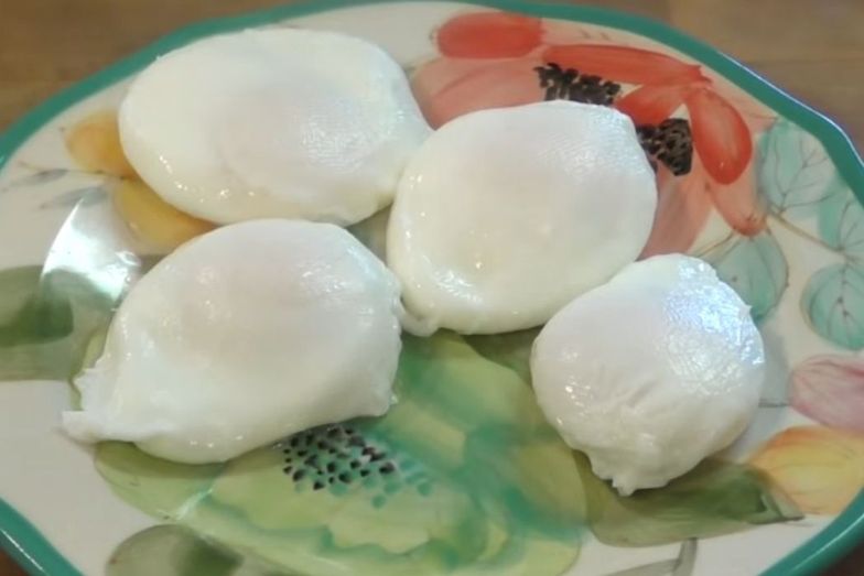 Jak ugotować jajko poche? Jeden składnik i zawsze się udaje