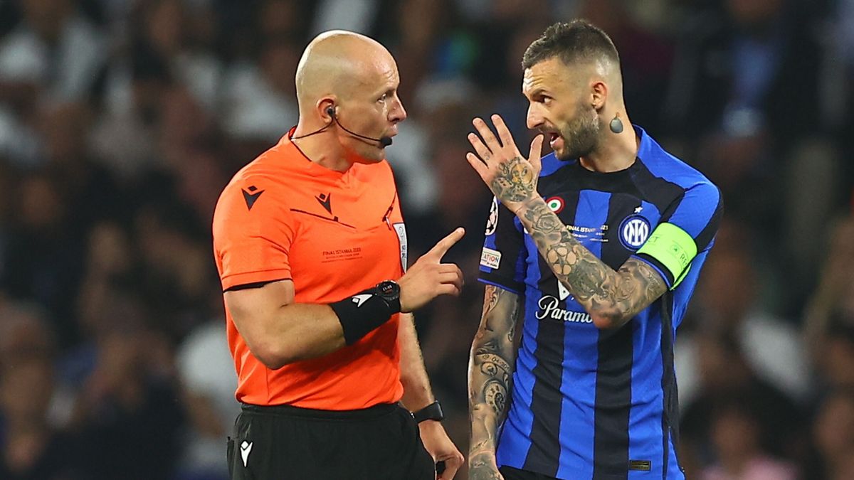 Referee Szymon Marciniak (L) has a word with Marcelo Brozovic (R) of Inter during the UEFA Champions League Final soccer match between Manchester City and Inter Milan, in Istanbul, Turkey, 10 June 2023. EPA/SEDAT SUNA Dostawca: PAP/EPA.