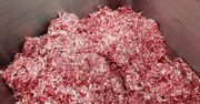 Polacy jedzą takie mięso na kilogramy. W środku zmielone skóry, kości i pazury
