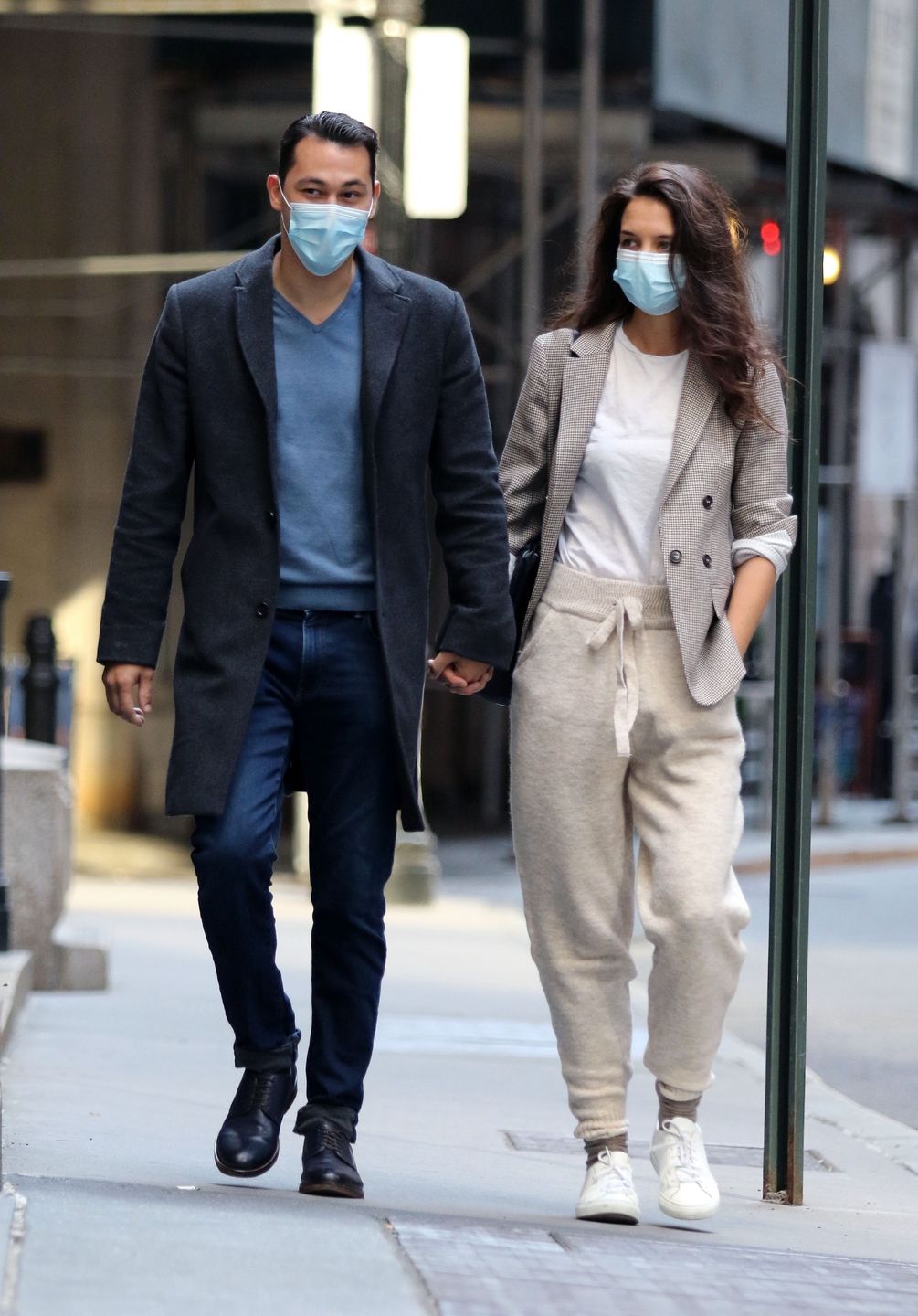 Katie Holmes spaceruje z nowym ukochanym