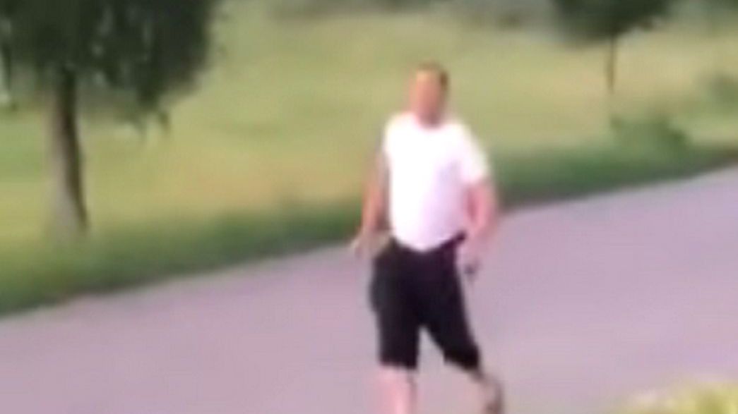 Agresywny mężczyzna, który zrywał plakaty wyborcze Rafała Trzaskowskiego