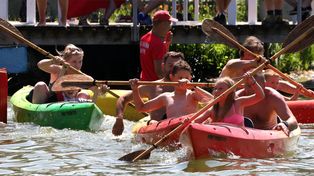 Gorąco! Kto tylko może, pędzi nad wodę. Zawody kajakowe na plaży miejskiej w Grudziądzu