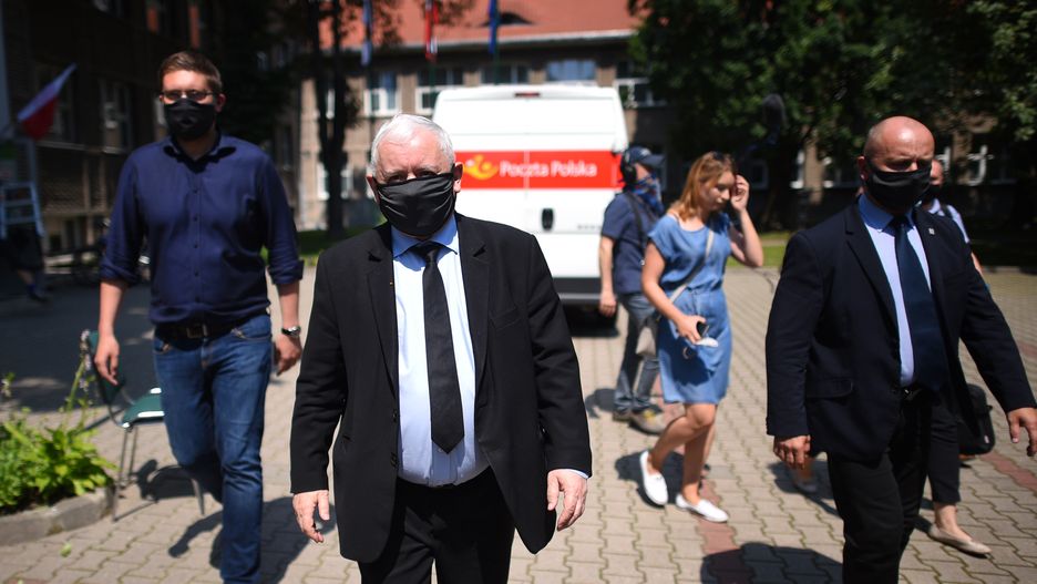 Jarosław Kaczyński. To na płocie jego domu na warszawskim Żoliborzu powieszono wieszak