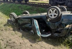 Auto wjechało pod pociąg towarowy. W środku cała rodzina