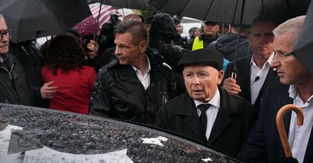 PiS szykuje się na miesięcznicę. Mówi o "fortelu Hołowni". "Chce wykorzystać nieobecność posłów PiS"