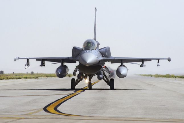 Turecki F-16 ze zbiornikami konforemnymi widocznymi po obu stronach kadłuba