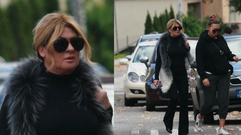 Rozpromieniona Beata Kozidrak truchta wraz z koleżanką do Studia Urody