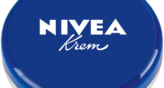 Rodzinna bliskość reklamuje krem Nivea z polską nazwą (wideo)