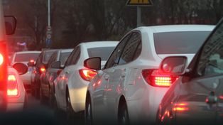 Ciężarówka przewróciła się na jednej z ulic w Gdańsku. Kierowcy jadący do centrum miasta muszą uzbroić się w cierpliwość