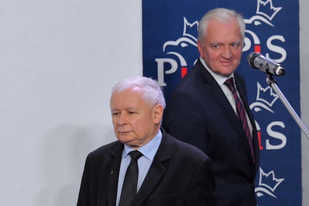 Prezes Prawa i Sprawiedliwości Jarosław Kaczyński oraz prezes Porozumienia Jarosław Gowin podczas podpisania umowy koalicyjnej Zjednoczonej Prawicy, 26 bm.