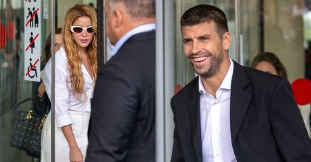 Shakira i Gerard Pique SPOTKALI SIĘ W SĄDZIE! Kolumbijka postawiła na "niewinną" biel, a piłkarz... szczerzył się do paparazzi (ZDJĘCIA)