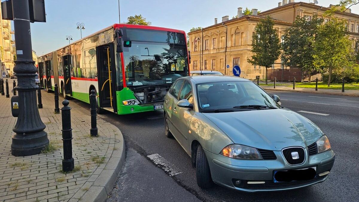 Zderzenie autobusu miejskiego z seatem przy Placu Litewskim