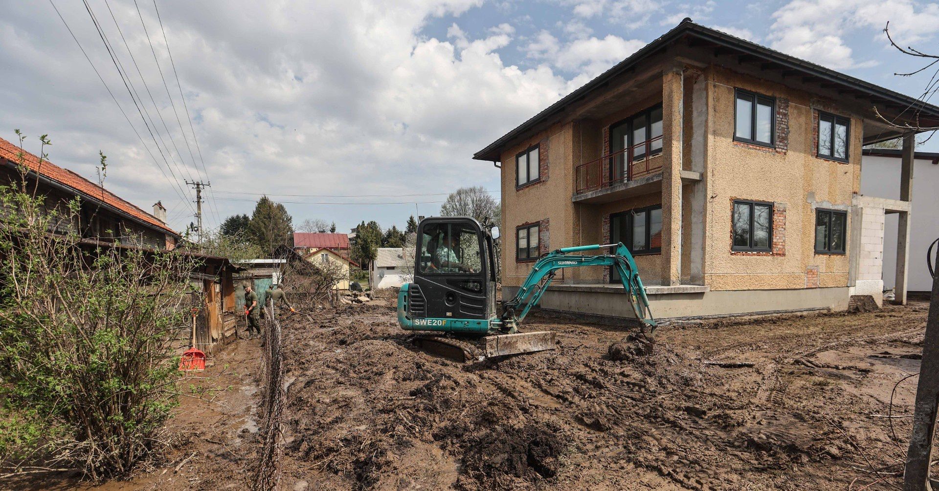 Usuwanie skutków powodzi w Pawłosiowie na Podkarpaciu