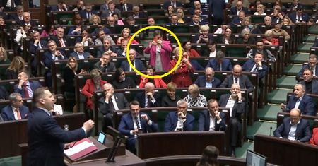 Afera w Sejmie. "Widzicie to?". Zrobiła zdjęcie Czarnkowi