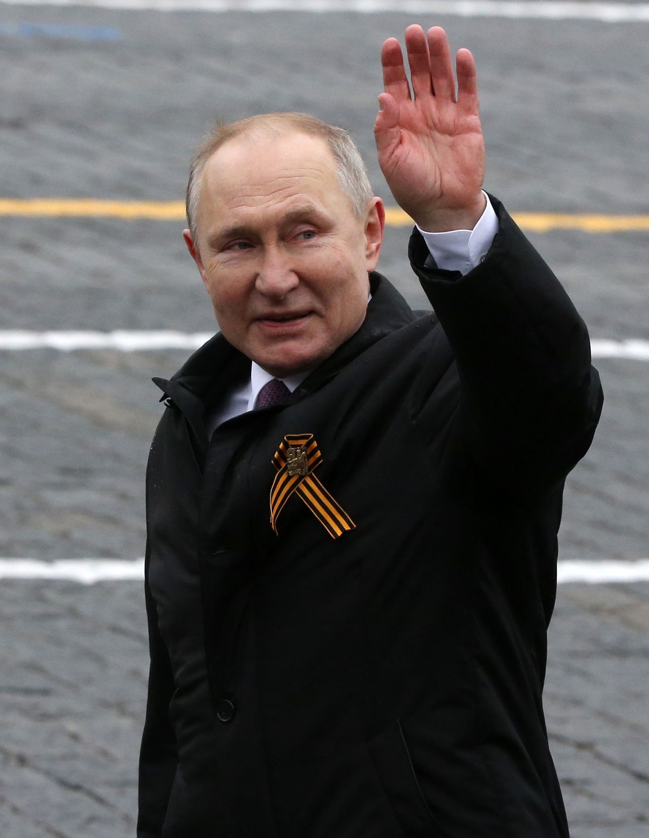 Władimir Putin z czarno-pomarańczową wstążką 